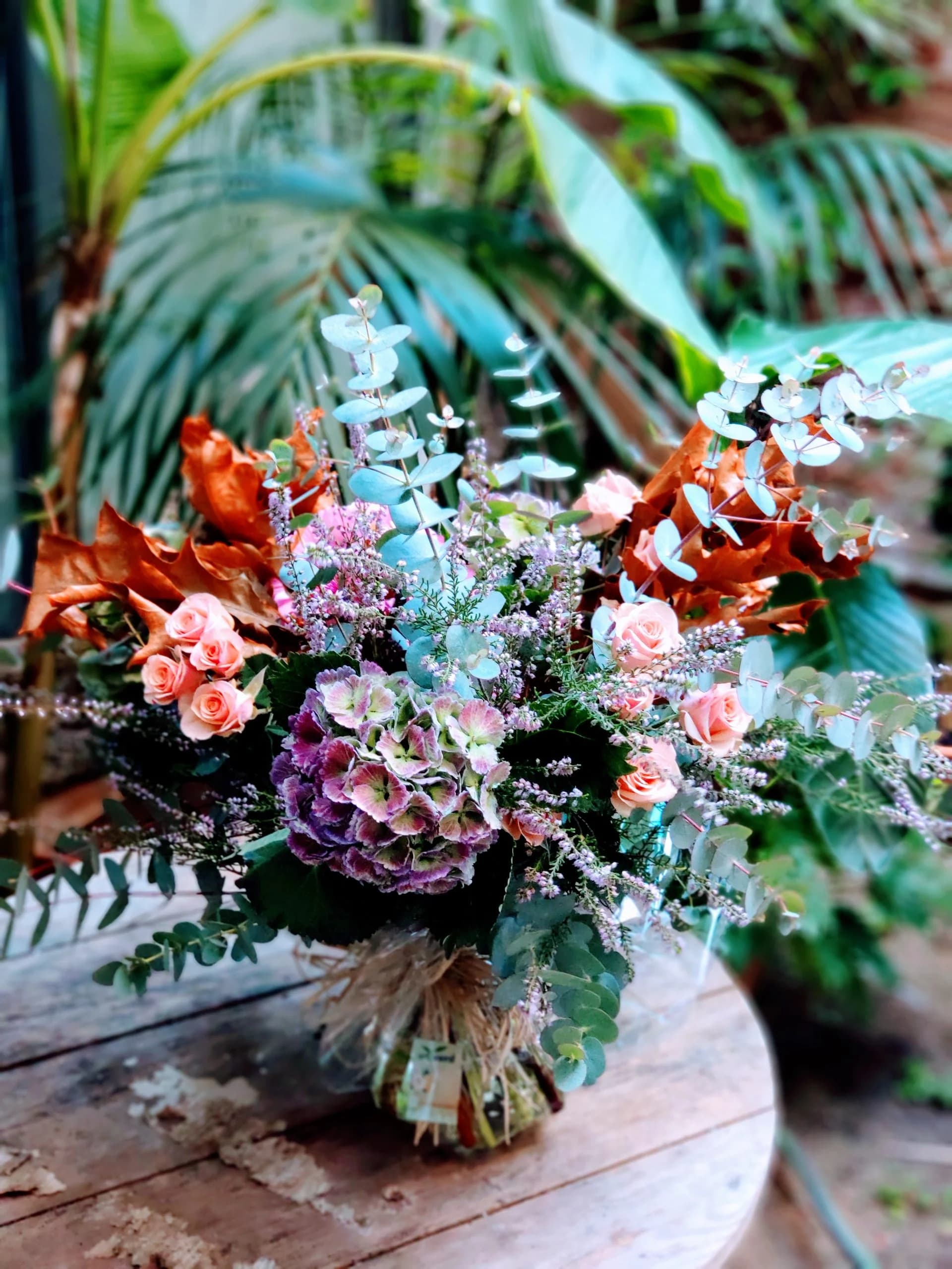 Interior de la botiga Artverd amb flors i decoració