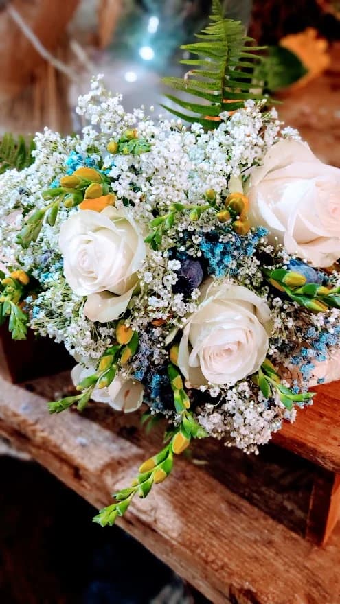 Flors decorant un pastís nupcial